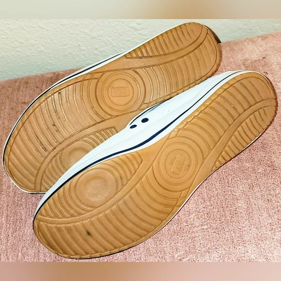 Keds White Leather Structured Low Top Tennis Shoes. These are classic shoes. 8.5 - Picture 3 of 13